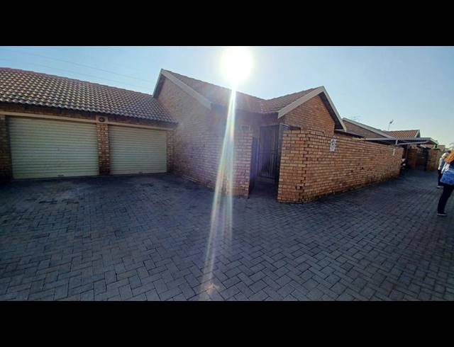 3 BEDROOM TOWNHOUSE FOR SALE IN ANNLIN